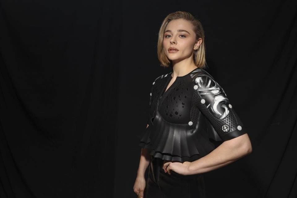 La actriz Chloë Grace Moretz estaría comprometida con la modelo Kate Harrison después de casi seis años de noviazgo.