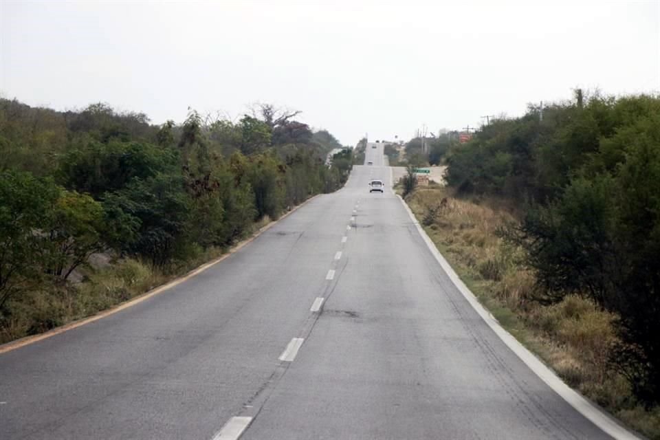   Algunos baches son chicos, pero profundos que causan daños a llantas y rines.