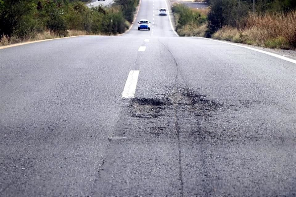   Algunos baches son chicos, pero profundos que causan daños a llantas y rines.