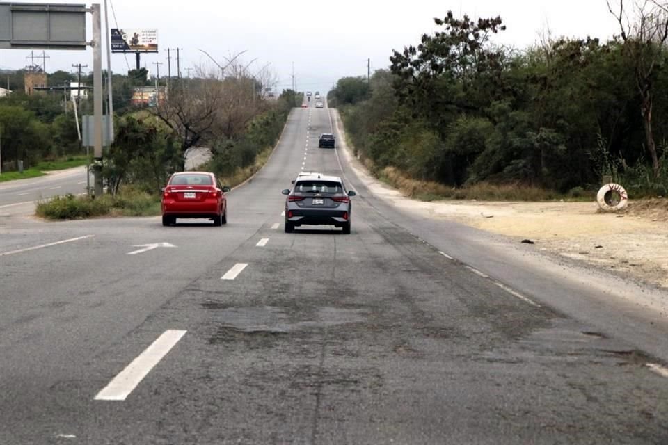   Algunos baches son chicos, pero profundos que causan daños a llantas y rines.