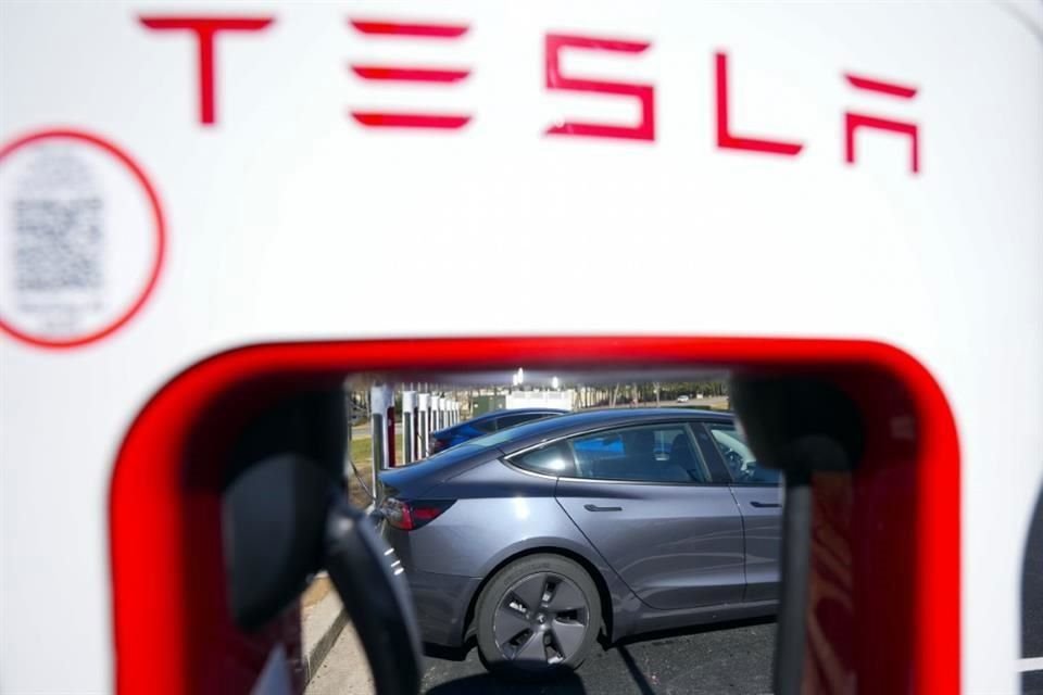 Las entregas globales de Tesla bajaron 1.1 por ciento en 2024, a 1.79 millones de unidades.