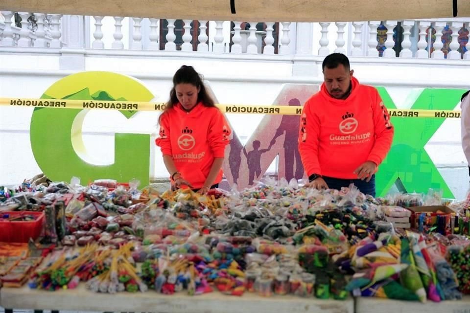 Fernando Escobedo Lara, Director de Protección Civil municipal, informó que durante recorridos aseguraron el material a vendedores ambulantes.