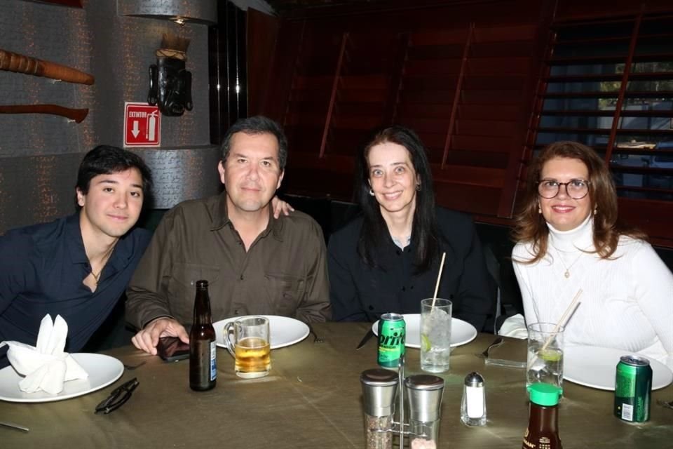 Mariano González, Adrián González, Claudia de González y Vivian Frize