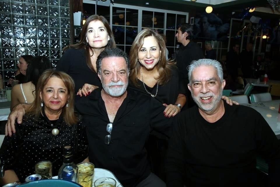 Mayra Etera, Lorena Manllo, Ivette de Madero, Machely Madero y Marco Garza