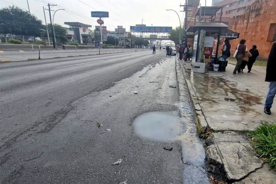 La contaminación invade el acceso al área de urgencias de la Clínica 26.