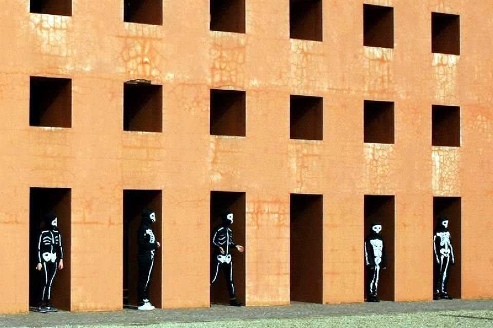 Imagen de 'Modena Parade / Corteo Modenese', performance de Jordi Colomer con participación comunitaria centrado en la idea de que el arte puede reinventar tradiciones.