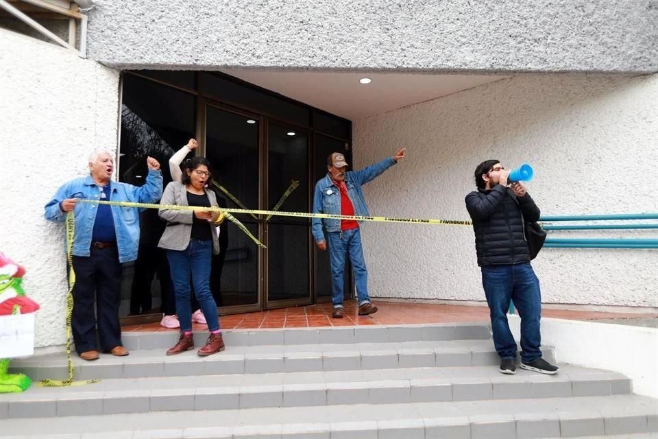 Manifestantes intentaron bloquear el acceso al edificio donde se llevaría a cabo la votación.