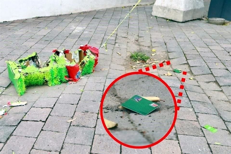 Manifestantes rompieron una piñata del Grinch con nombres de funcionarios de Movilidad y lanzaron tarjetas feria.