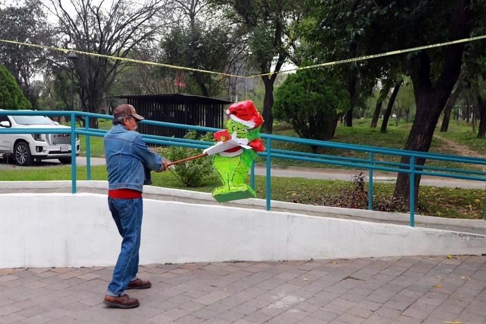 Los manifestantes rompieron la piñata del Grinch afuera del lugar donde se realiza la votación.