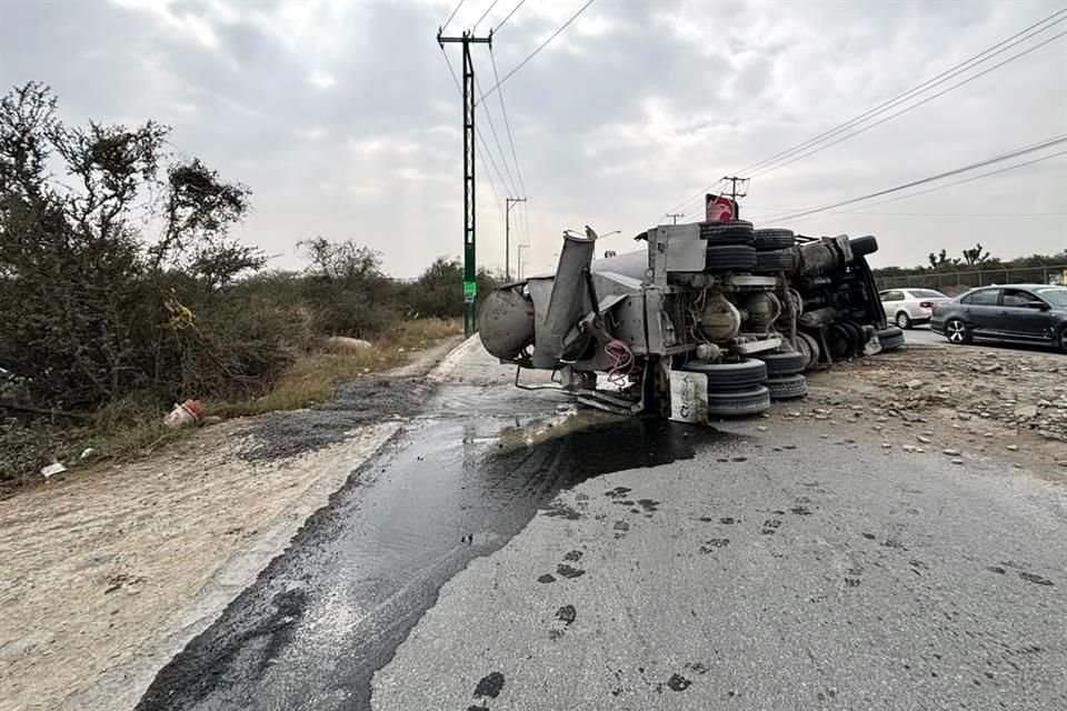 La unidad volcada derramó aceite sobre la vía.