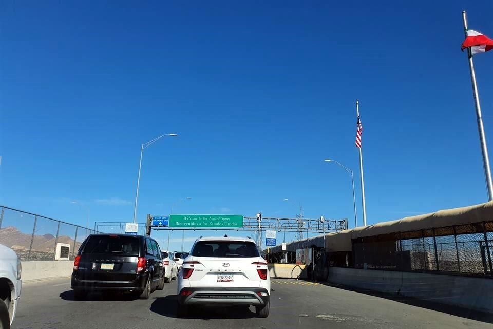 Aspectos del Puente Internacional de las Américas, conocido también como Libre, en la frontera de Ciudad Juárez, Chihuahua y el Paso, Texas.