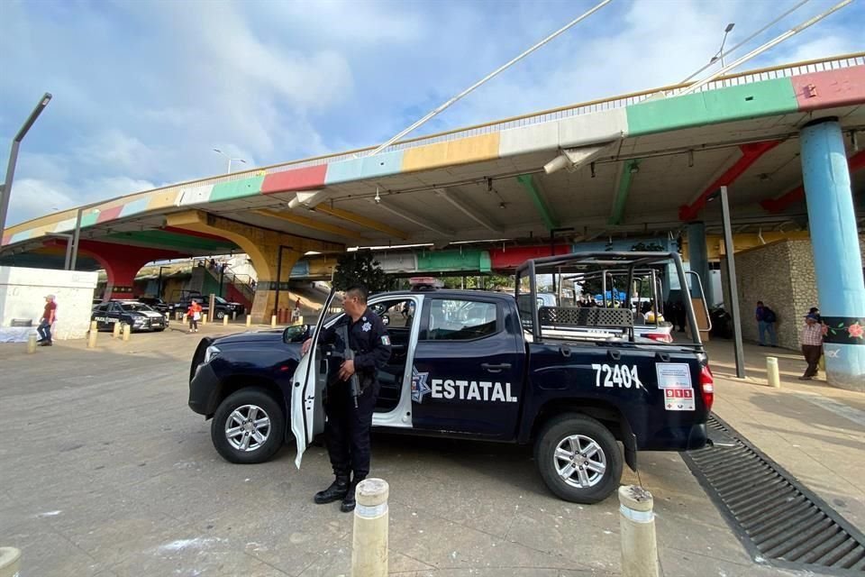 '¡Cierren atrás, no se vayan a meter por atrás!', 'Hay balacera aquí en Constitución', se escucha a los comerciantes decir en videos difundidos en redes sociales.