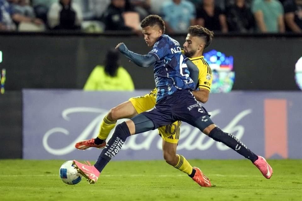 Nelson Deossa en una acción contra el Columbus Crew, el duelos de la Final de la Concachampions 2024.