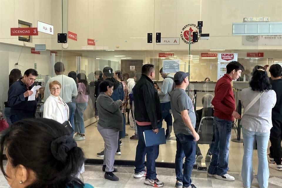 Las oficinas del ICV en el área metropolitana lucieron ayer saturadas de personas que iban a realizar algún trámite.