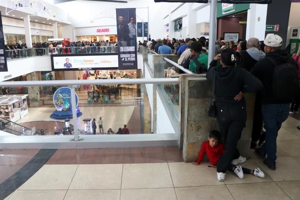  Las oficinas del ICV en el área metropolitana lucieron ayer saturadas de personas que iban a realizar algún trámite.