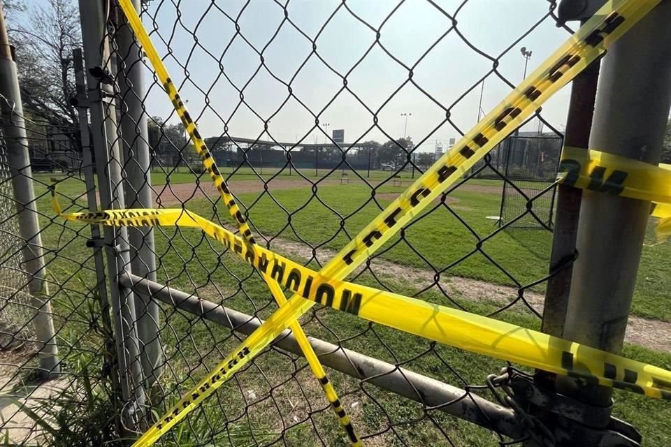 Los accesos al parque de beisbol de la Colonia del Valle se encuentran acordonados con cinta amarilla de precaución.