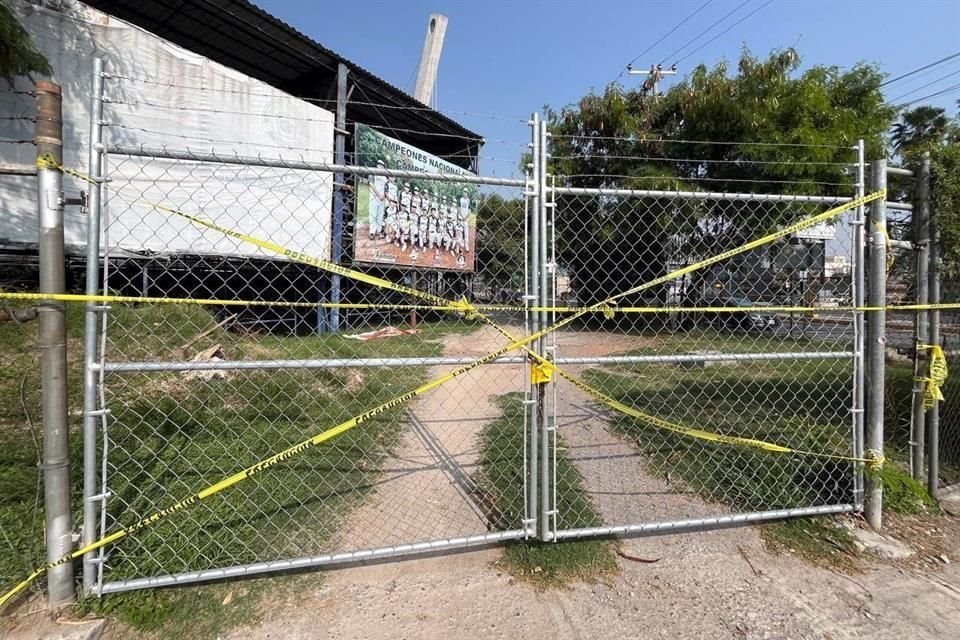 Los accesos al parque de beisbol de la Colonia del Valle se encuentran acordonados con cinta amarilla de precaución.