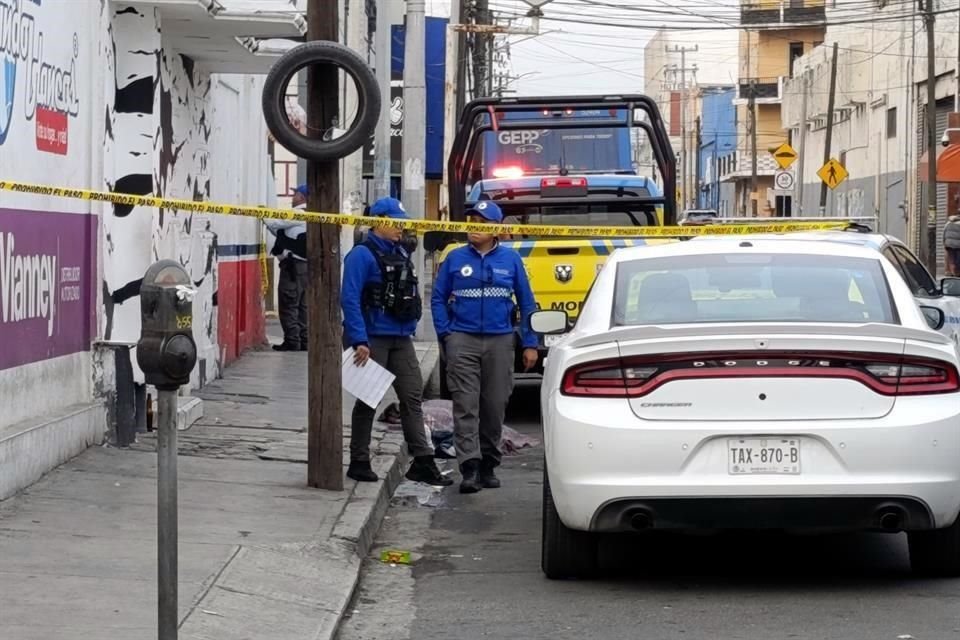 La víctima vestía una playera blanca, pantalón de mezclilla que tenía hasta los tobillos, y calcetas blancas.