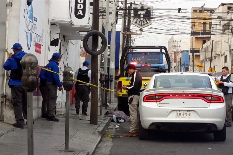 Alrededor de las 8:00 horas las autoridades recibieron el reporte de que había una persona tirada en Reforma, cerca de su cruce con Rayón.