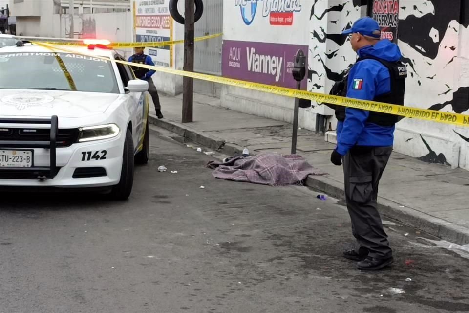 El cuerpo se encontró junto a la banqueta de la acera sur, frente al Restaurante-Bar La Tornaboda.