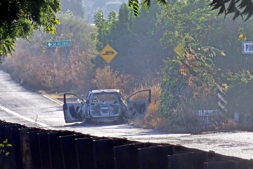 Autos calcinados y balaceras se reportaron esta madrugada en el municipio de Elota, Sinaloa.