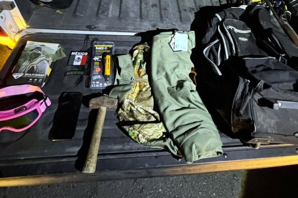 En una revisión a sus pertenencias le hallaron 6 bolsas pequeñas con mariguana en la bolsa del pantalón y dos rifles calibre 22 que llevaba en una maleta.