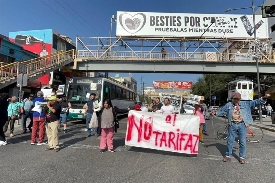 Elementos de Tránsito de Monterrey han montado un operativo de cierre a la altura de las calles Modesto Arreola y Aramberri.