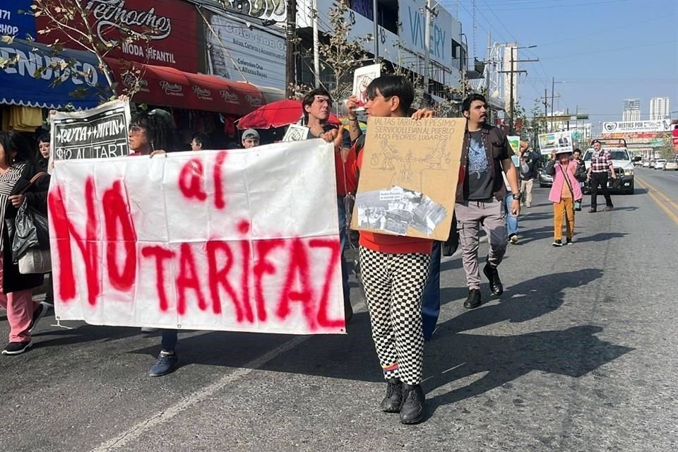 Alrededor de las 14:25 horas, ocupando dos carriles, los manifestantes decidieron marchar por la avenida Juárez hacia el sur.