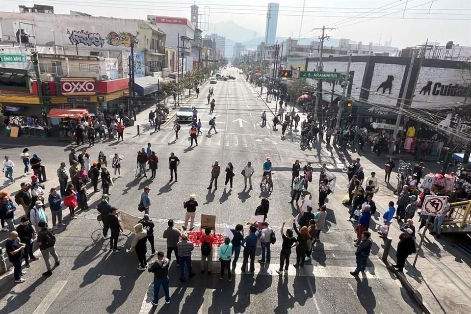 Elementos de Tránsito de Monterrey montaron un operativo de cierre desde Albino Espinosa hasta Modesto Arreola.