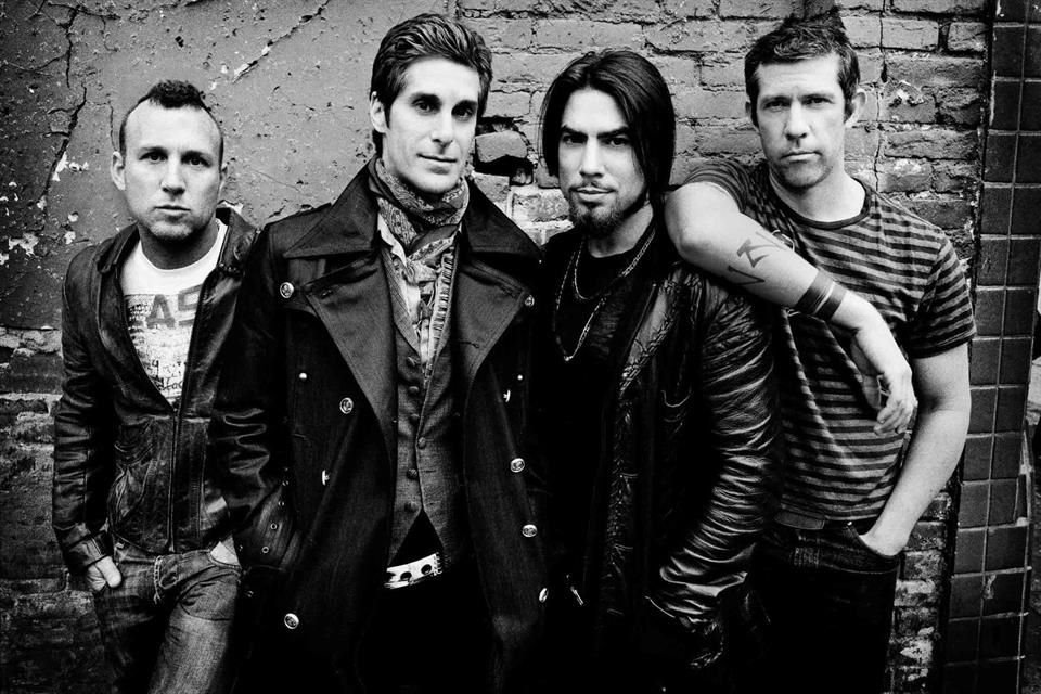 Unos días después de la cancelación de la gira, Jane's Addiction lanzó un nuevo sencillo, 'True Love', que fue escrito por Farrell, Navarro, Avery y Perkins.