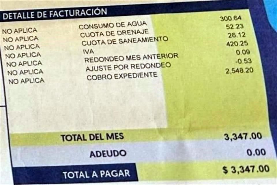 Una vecina exhibió como la cuadrilla de AyD realizó la reparación en la calle, y como quiera le llegó el cobro, y pese a las filas, no lo ha solucionado.