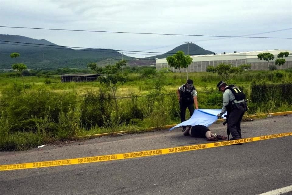 Agen Garda Nasional menutupi mayat yang ditemukan di pinggir jalan di Culiacán, pada 19 Desember lalu.