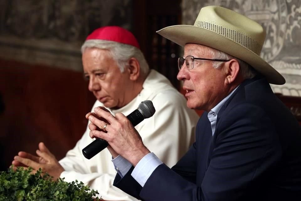 El Embajador estadounidense Ken Salazar y Ramón Castro, presidente de la CEM, en conferencia.