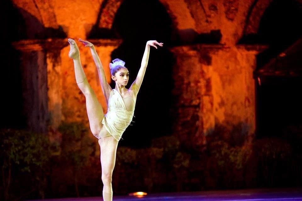 Tamara Arandia, una joven bailarina originaria de Veracruz, se prepara para competir en el prestigioso Prix de Lausanne en febrero próximo.