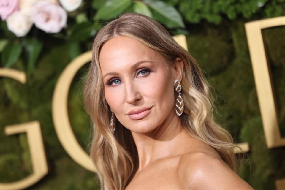 Nikki Glaser es la anfitriona de la ceremonia 82 de los Globos de Oro.