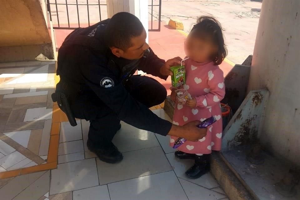 La pequeña iba tocando un tambor de plástico y caminando sola cuando fue detectada por policías.