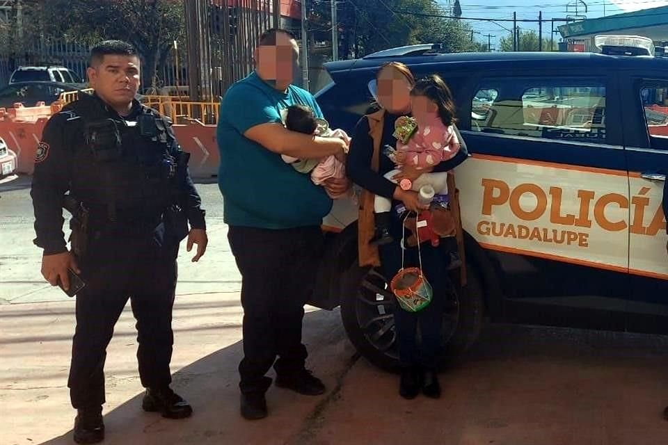 Los policías localizaron a los padres de la niña en una iglesia y tras confirmar sus identidades les entregaron a la menor.