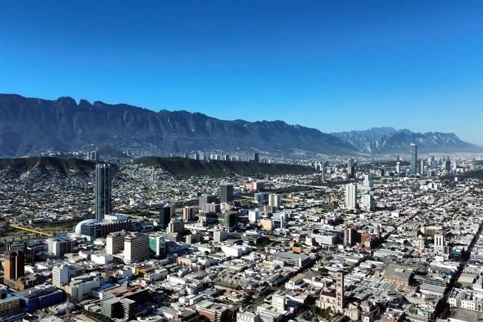 Al corte de las 9:00 horas, las estaciones de monitoreo reportaban buena calidad del aire, que era visible en el cielo de la Ciudad.