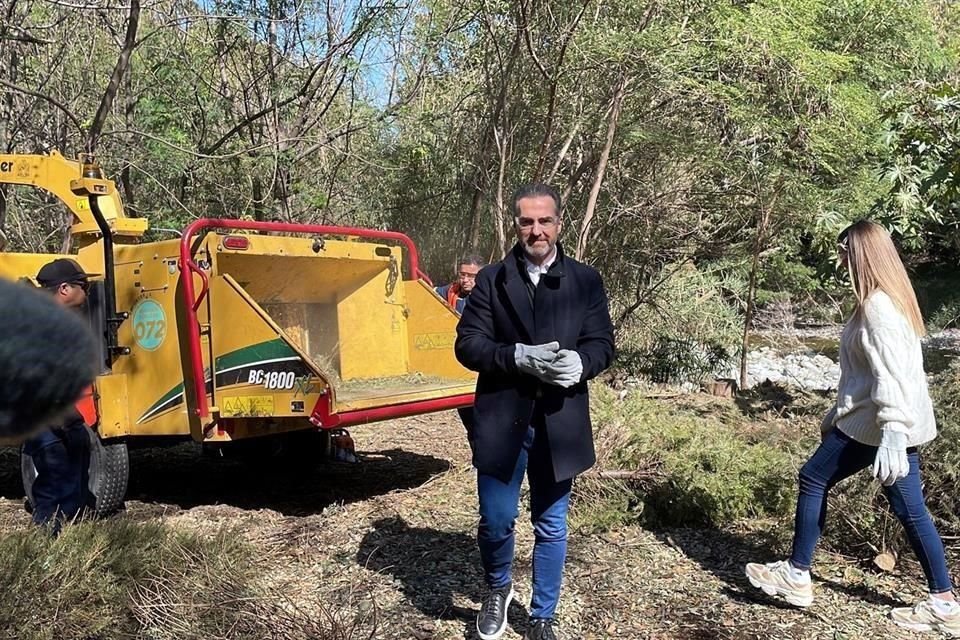 El Municipio de Monterrey instala 46 centros de acopio para que ciudadanos reciclen su pino navideño y volverlos acolchado de parques.