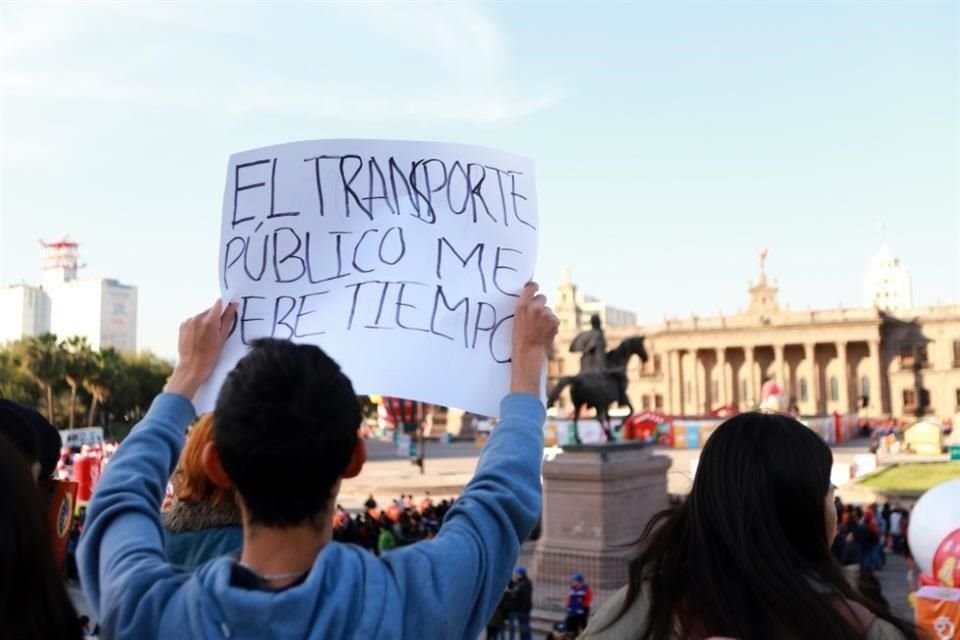 En la Macroplaza cientos de ciudadanos hacen fila por la mega rosca de Reyes del Gobierno estatal, mientras se lleva a cabo la protesta.