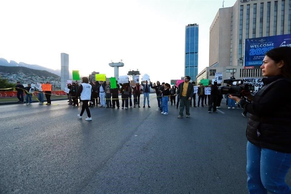 Ciudadanos protestaron contra el alza en la tarifa de transporte en la Avenida Constitución.