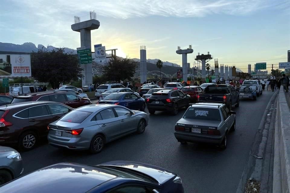 Manifestantes marchan y bloquean Zaragoza y Constitución, luego de protestar por alza al transporte público frente a megarosca en la Macro.