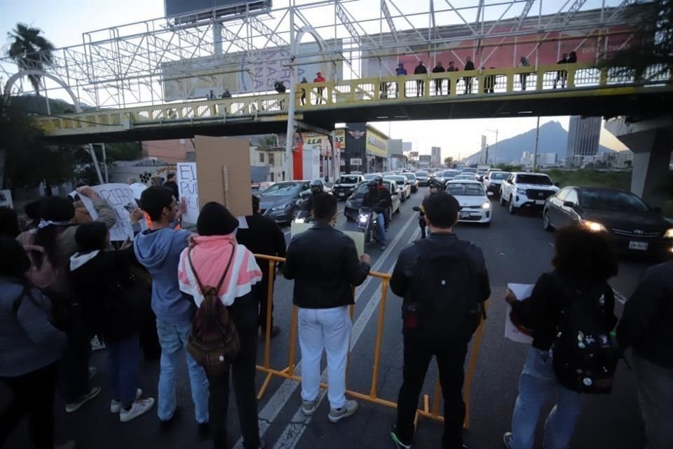 Luego de que desviaran al tráfico en Constitución, los manifestantes avanzaron a Morones Prieto para continuar con el bloqueo.