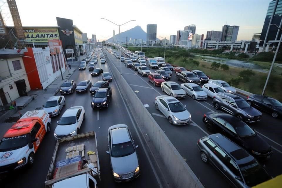 El bloqueo de los carriles ordinarios y exprés en Morones Prieto atoró la vialidad.