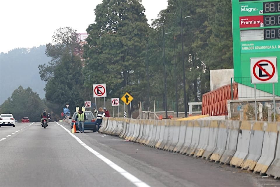 En los 55 km de la vía de Cuernavaca a CDMX, hay una gasolinera sin operar y la única opción es el huachicol que se vende frente a ella.