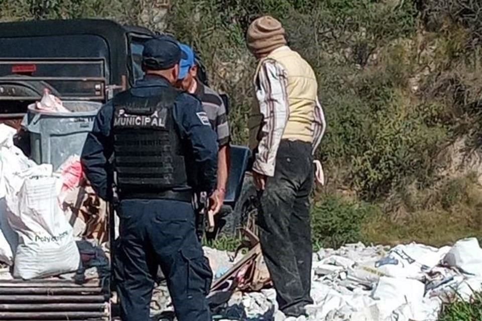 Dos hombres y su 'patrón' son detenidos por la Policía de Escobedo tras ser sorprendidos tirando escombro en márgenes del Río Pesquería.