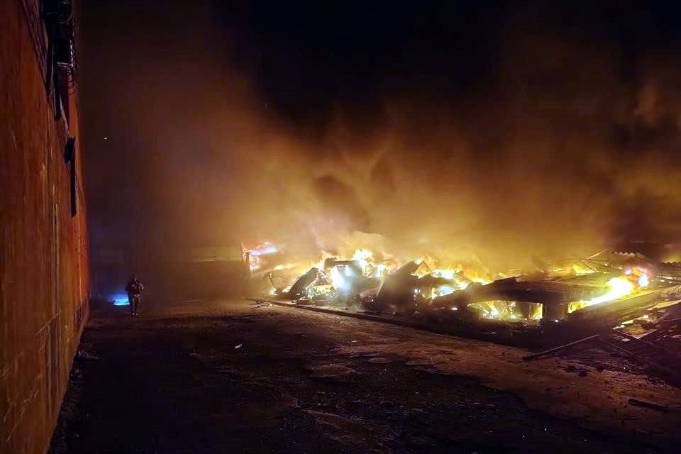 Autoridades encontraron que el fuego estaba en la tercera bodega del terreno, donde aun había restos de muebles, madera y residuos.