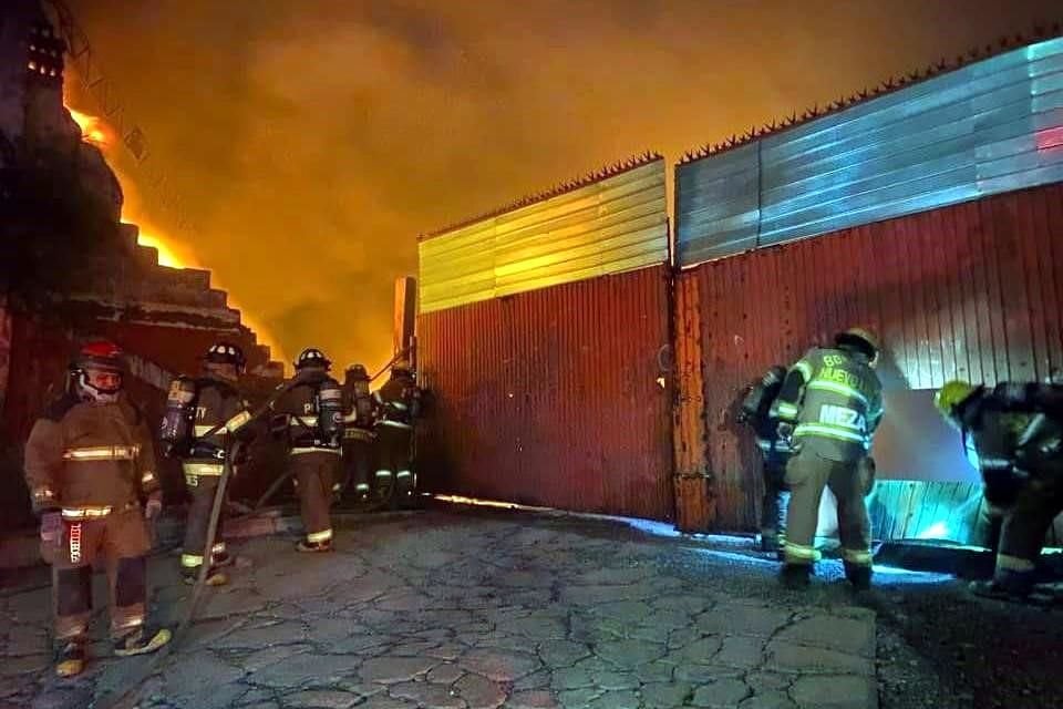 El siniestro fue reportado alrededor de las 21:00 horas en el predio ubicado en la Avenida Bernardo Reyes, entre Manuel de la Peña y Ruiz Cortines, en la Colonia Bella Vista.