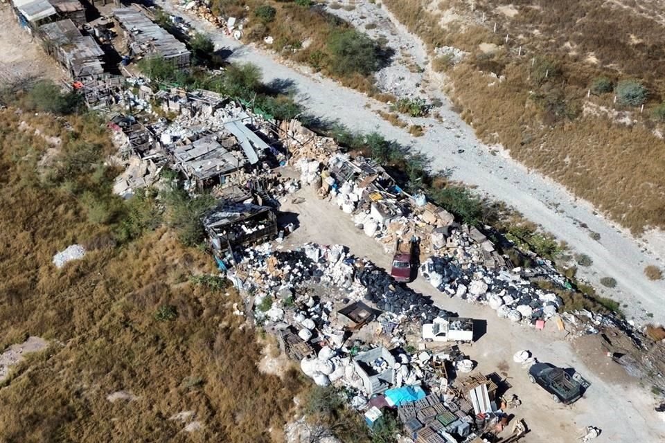 La basura se acumula en los frentes y patios de las viviendas asentadas a la orilla del cauce, pero también cae por el talud hasta el lecho.