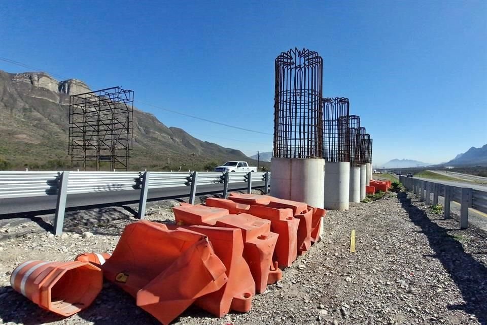 La construcción de un puente vehicular sobre la Carretera a Saltillo se reduce sólo a seis columnas, que fueron levantadas desde hace meses y que a partir de ahí no tienen avance.